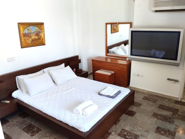 3 bedrooms, desk, iron/ironing board, WiFi