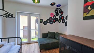 3 dormitorios, escritorio, tabla de planchar con plancha y cuna de viaje