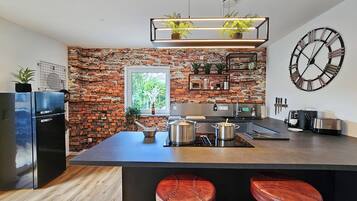 Frigorífico, horno, placa de cocina y lavavajillas