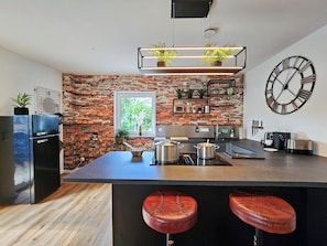 Fridge, oven, stovetop, dishwasher