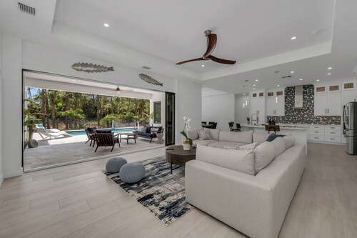 Tropical 5-br House With Pool and Outdoor Kitchen