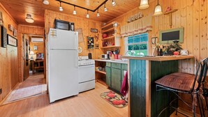 Coffee/tea maker, fridge, microwave, stovetop