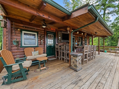 Outdoor dining. One Bedroom Cabin 43 Acre Retreat Pets OK-Fenced, Private, Views, Internet