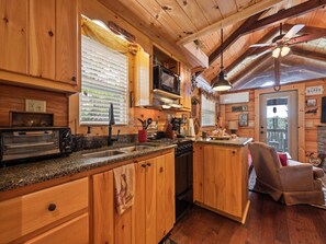 Réfrigérateur, micro-ondes, plaque de cuisson, cafetière/bouilloire