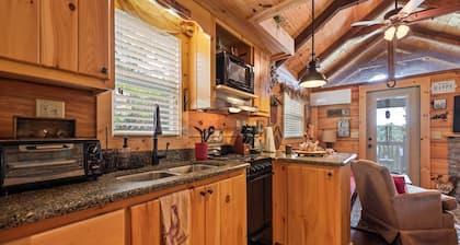 One Bedroom Cabin 43 Acre Retreat Pets OK- Fenced, Private, Views, Internet