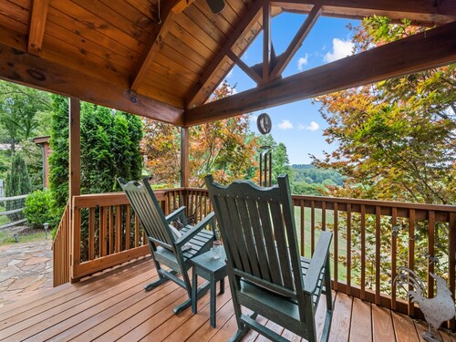 One Bedroom Cabin 43 Acre Retreat Pets OK- Fenced, Private, Views, Internet