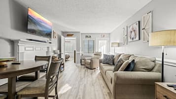 Fernseher, Kamin, Stereoanlage