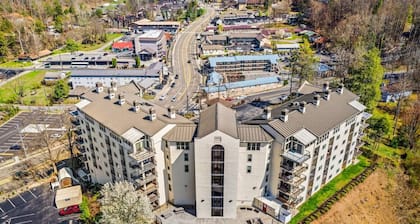 Little Bear Den: *Walk to Gatlinburg!* Updated 2BR w/MTN view!