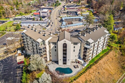 Little Bear Den: *Walk to Gatlinburg!* Updated 2BR w/MTN view!