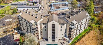 Little Bear Den: *Walk to Gatlinburg!* Updated 2BR w/MTN view!