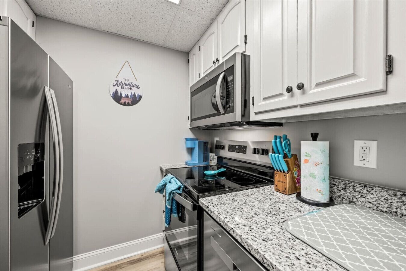 Refrigerador, microondas, horno y parrilla de estufa 