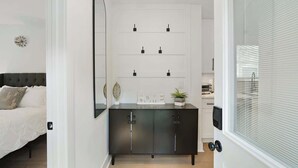 4 bedrooms, desk, iron/ironing board, WiFi - East Lake Escape | Quick Ride to Decatur & Atlanta (Atlanta)