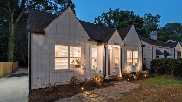 A row of single-story houses with a stone pathway leading to the entrance. - East Lake Escape | Quick Ride to Decatur & Atlanta (Atlanta)
