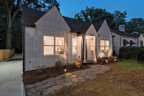A row of single-story houses with a stone pathway leading to the entrance. - East Lake Escape | Quick Ride to Decatur & Atlanta (Atlanta)