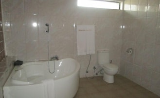 Quarto clássico, sacada, vista para a cidade | Banheiro | Produtos de toalete grátis, secador de cabelo (mediante solicitação)
