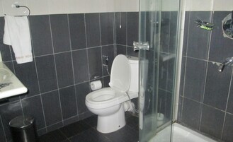 Quarto clássico, sacada, vista para a cidade | Banheiro | Produtos de toalete grátis, secador de cabelo (mediante solicitação)