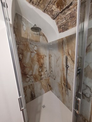 Shower, hair dryer, bidet, towels - LUXURY DIMORA CANELLES (Cagliari)