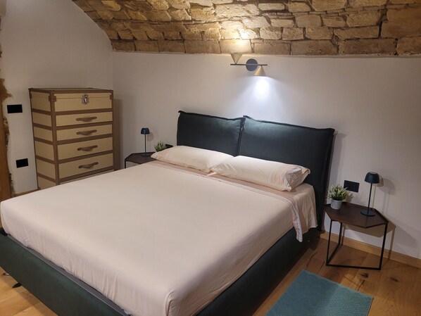 1 quarto, cofres nos quartos, escrivaninha