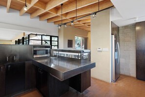 Kylskåp, mikrovågsugn, ugn och spishäll