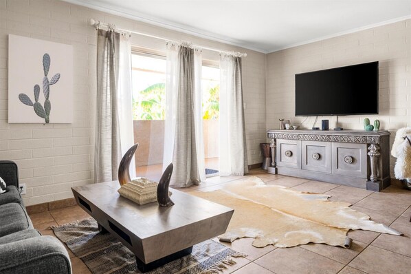 TV - Condo in Old Town with Pool & Prime Location (Scottsdale)