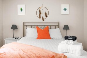 2 bedrooms, iron/ironing board, free WiFi, bed sheets - Condo in Old Town with Pool & Prime Location (Scottsdale)