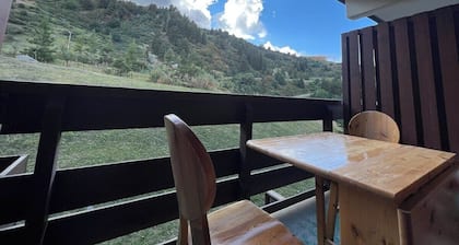 Cosy apartment of 22m2 with 1 bunk bed area and 1 living room with sofa in the Hameau du Mottaret