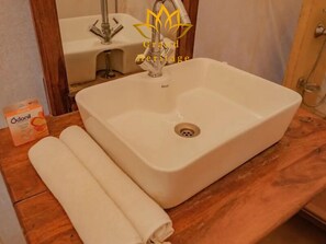 Luksustelttamajoitus, näkymä aavikolle | Kylpyhuone | Ilmaiset hygieniatuotteet, pyyhkeet, saippua, sampoo