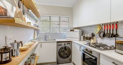 Luxury 2-bedroom condo with AC and Wifi overlooking Table Mountain. Own parking