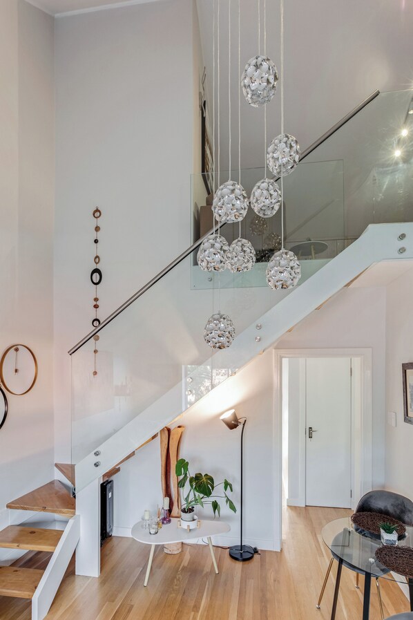 Interior - Luxury 2-bedroom condo with AC and Wifi overlooking Table Mountain. Own parking (Cape Town)