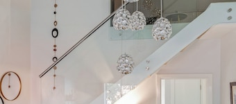 Luxury 2-bedroom condo with AC and Wifi overlooking Table Mountain. Own parking 