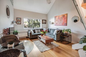 Smart TV, books - Luxury 2-bedroom condo with AC and Wifi overlooking Table Mountain. Own parking (Cape Town)