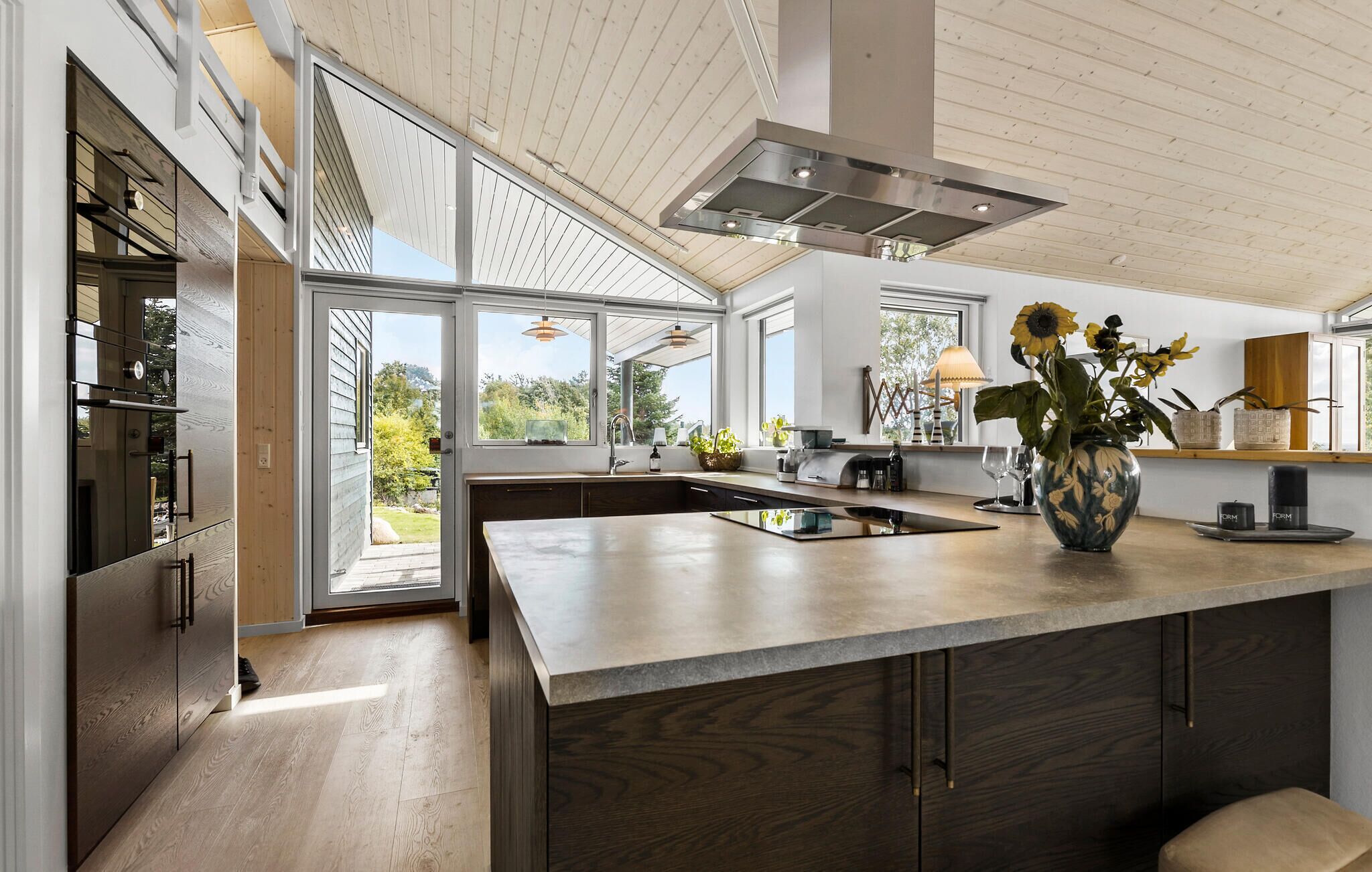 Kjøleskap, ovn, kokeplater og oppvaskmaskin