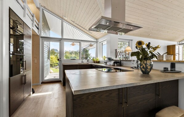 Kjøleskap, ovn, kokeplater og oppvaskmaskin