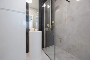 Ducha, secador de pelo, toallas, shampoo