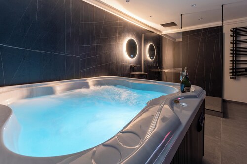 BLACK SUITE JACUZZI DISNEYLAND