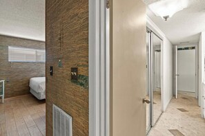2 habitaciones, tabla de planchar con plancha, cuna de viaje y wifi