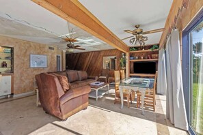 TV, offices - Sandy Beaches *Heated Pool* Pet Friendly (Destin)