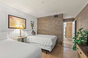 2 soverom, strykejern/-brett, reiseseng for barn og wi-fi