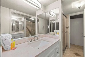 Dusj, hårføner og håndklær