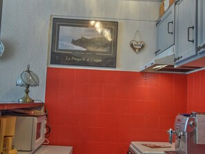 Fridge, microwave, oven, dishwasher - Studio for 4 in Morzine with balcony and garage (Morzine)