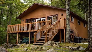 Wolfs Den Cabin-Lakeside 2 Bedroom Wolf's Den Cabin on Kab | Terrace/patio