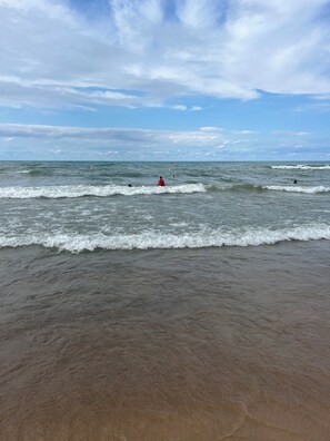 Sun-loungers, beach towels - Sweet Stay By-The-Lake in Michigan City with AC, WiFi (Michigan City)