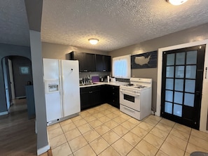 Fridge, microwave, oven, stovetop - Sweet Stay By-The-Lake in Michigan City with AC, WiFi (Michigan City)