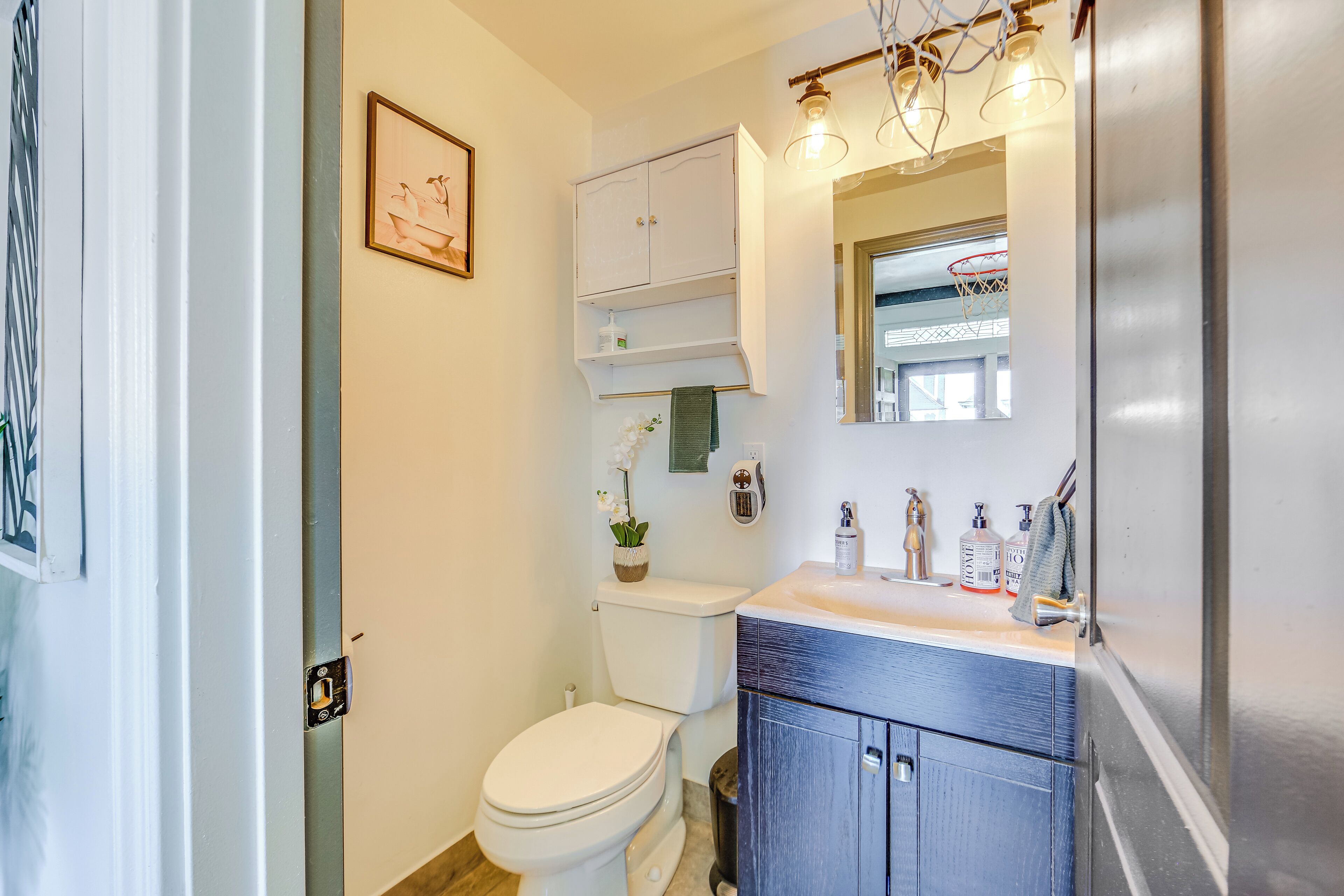 Un baño pequeño con inodoro, lavabo y mueble.