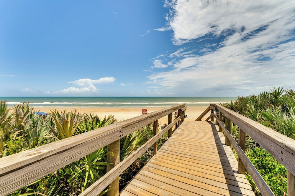 New Smyrna Beach Condo w/ Balcony & Ocean Walk - Blue Hole, FL