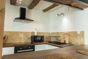 Fridge, microwave, oven, stovetop - Le 7 Bis, 250m from Loches town center and 30 minutes from Beauval ZOO (Loches)