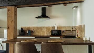 Réfrigérateur, micro-ondes, four, plaque de cuisson