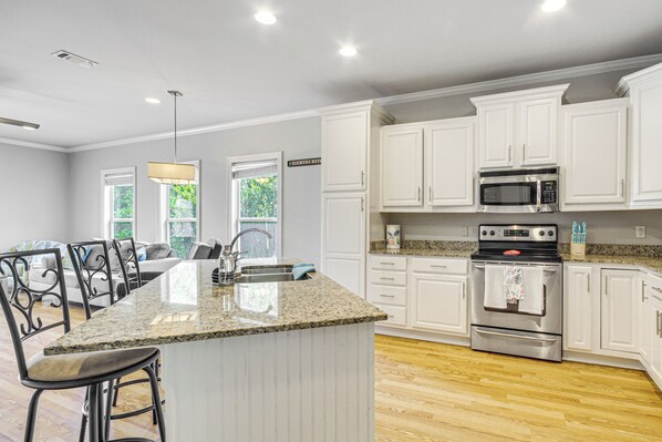 Apartment (2 Bedrooms) | Interior - Biloxi Condo w/ Community Pool ~ Half-mi to Beach! (Biloxi)