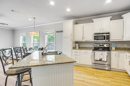 Biloxi Condo w/ Community Pool ~ Half-mi to Beach!