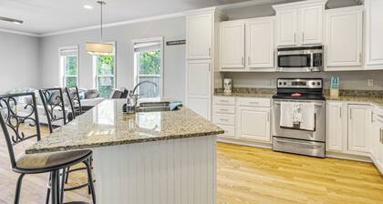 Biloxi Condo w/ Community Pool ~ Half-mi to Beach!